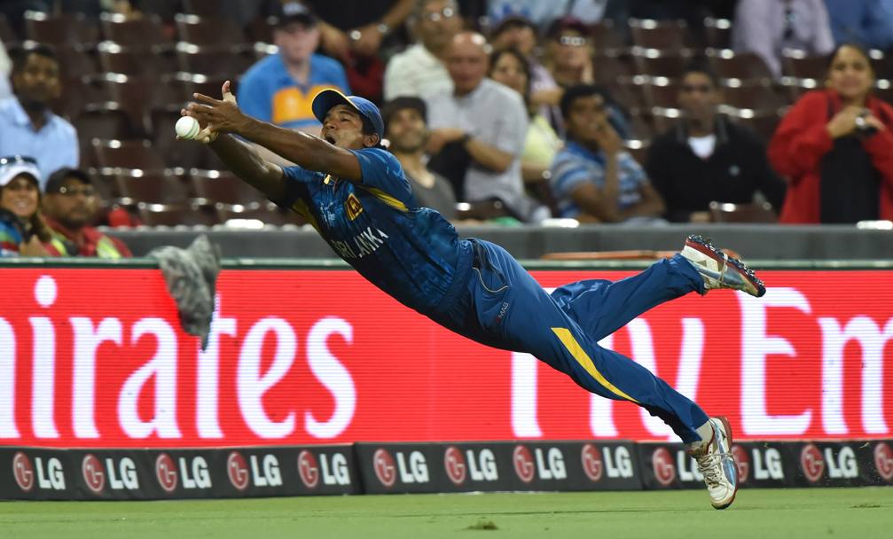 Un salvataggio di Tharindu Kaushal (Sri Lanka) nei quarti di finale di Coppa del mondo di cricket contro il Sudafrica in corso a Sydney (Afp)